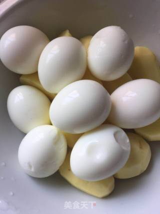 土豆烧鸡蛋的做法步骤：2