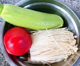 番茄炒西葫芦的做法步骤：1