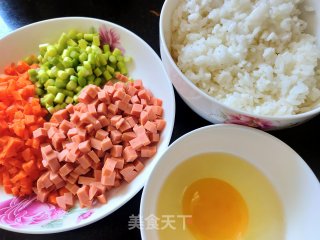 时蔬炒饭的做法步骤：1