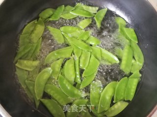 荷兰豆炒面筋的做法步骤：6
