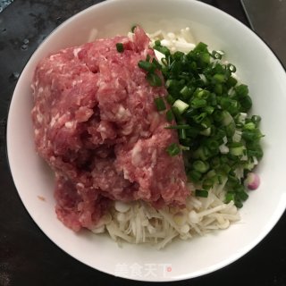 金针菇肉馅饺子的做法步骤：5