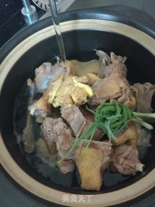 秋耳山药炖菜鸭汤的做法步骤：3