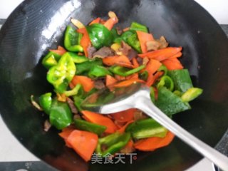 胡萝卜青椒炒肉的做法步骤：7