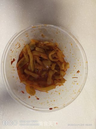 榨菜焖小鲳鱼的做法步骤：2