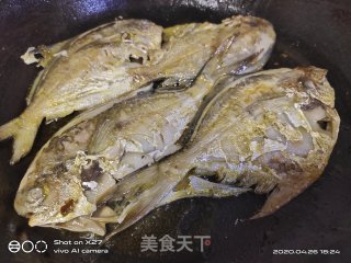 榨菜焖小鲳鱼的做法步骤：4