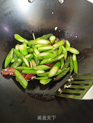 广式腊肠炒芦笋的做法步骤：6