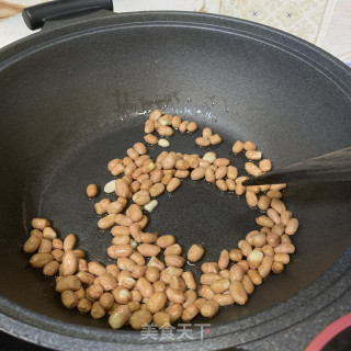 家常炒花生米的做法步骤：3