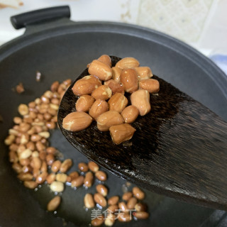 家常炒花生米的做法步骤：5