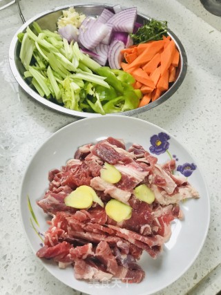 时蔬炒牛腩的做法步骤：2