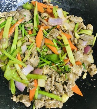 时蔬炒牛腩的做法步骤：10