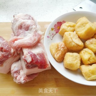 油豆腐烧肉的做法步骤：1