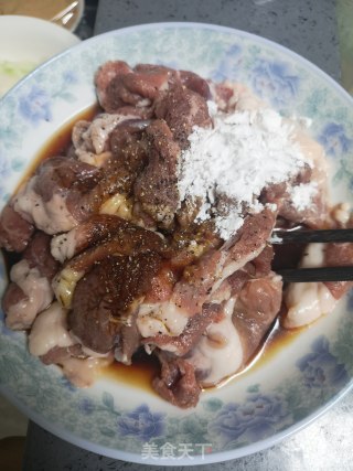 葱爆羊肉的做法步骤：1