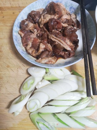 葱爆羊肉的做法步骤：2