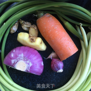 香辣鸡腿炖时蔬的做法步骤：1