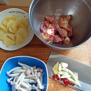 土豆鸡块莜面卷的做法步骤：1