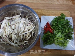 茄子香菜拌辣椒的做法步骤：1