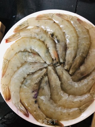 咖喱海白虾的做法步骤：1