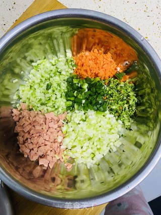 蔬菜鸡蛋饼（边角料做大餐）的做法步骤：1