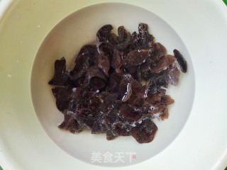 三色菜炒虾仁的做法步骤：1