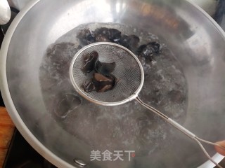 三色菜炒虾仁的做法步骤：4