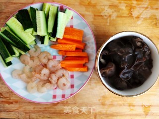 三色菜炒虾仁的做法步骤：5