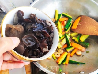 三色菜炒虾仁的做法步骤：11