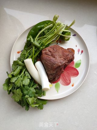 香菜拌牛肉的做法步骤：1
