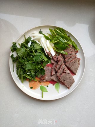香菜拌牛肉的做法步骤：2