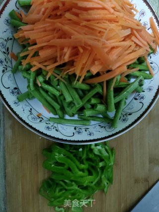 豆角配胡萝卜的做法步骤：1