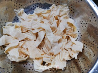 藤椒茄汁豆皮的做法步骤：1