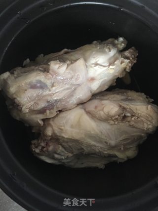 三菌鸡架花胶汤的做法步骤：2