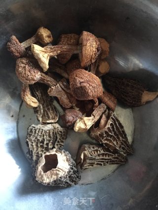 三菌鸡架花胶汤的做法步骤：3