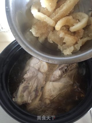 三菌鸡架花胶汤的做法步骤：4