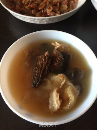 三菌鸡架花胶汤的做法步骤：6