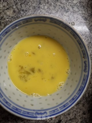 西葫芦丝炒鸡蛋皮的做法步骤：1