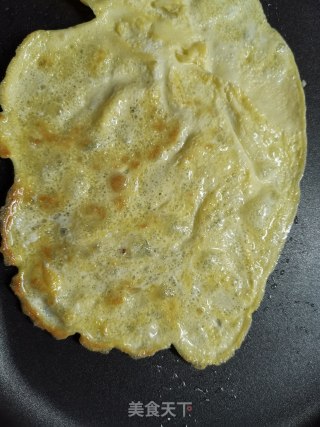 西葫芦丝炒鸡蛋皮的做法步骤：2