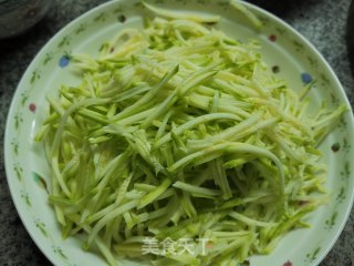 西葫芦丝炒鸡蛋皮的做法步骤：4