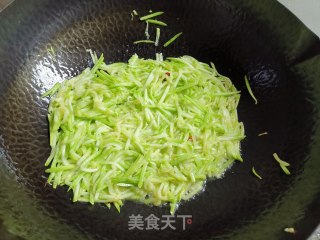 西葫芦丝炒鸡蛋皮的做法步骤：5