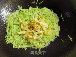 西葫芦丝炒鸡蛋皮的做法步骤：6