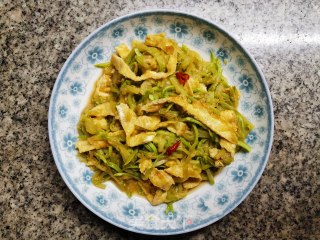 西葫芦丝炒鸡蛋皮的做法步骤：8