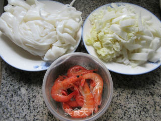 甜虾大白菜炒河粉的做法步骤：1