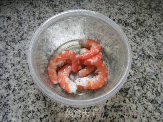 甜虾大白菜炒河粉的做法步骤：2