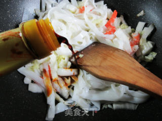 甜虾大白菜炒河粉的做法步骤：6