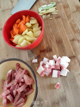 肉烧土豆的做法步骤：1