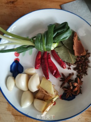 兔肉炖土豆的做法步骤：1