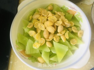 莴笋炒银杏果的做法步骤：2