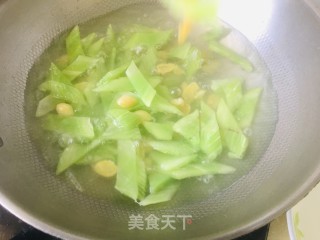 莴笋炒银杏果的做法步骤：3