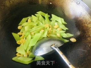 莴笋炒银杏果的做法步骤：6