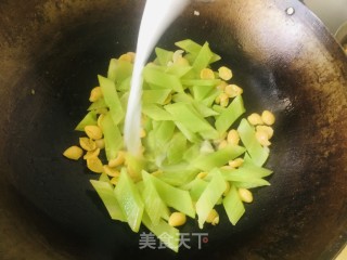 莴笋炒银杏果的做法步骤：7