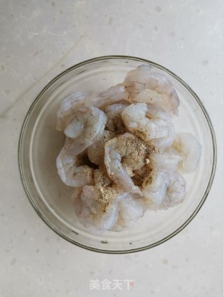 菠萝茄汁虾仁的做法步骤：2
